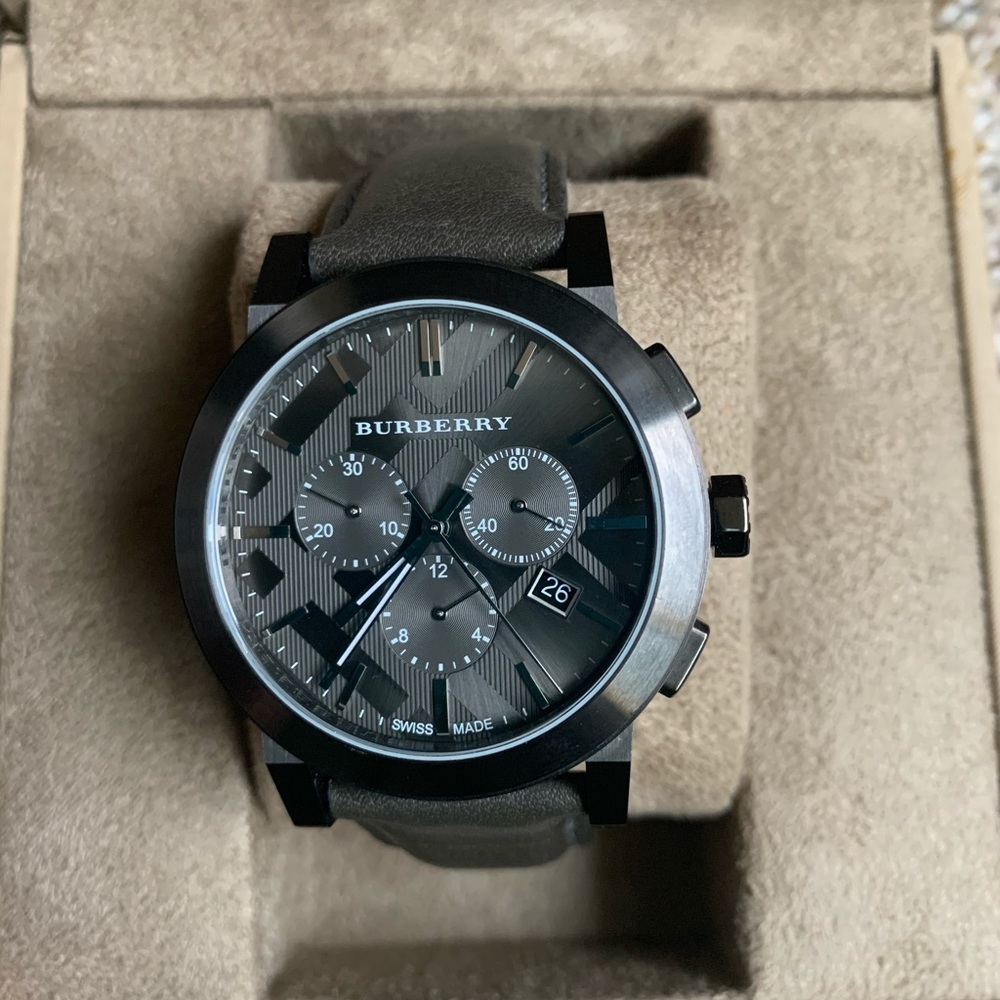 Men’s Burberry leather strap watch